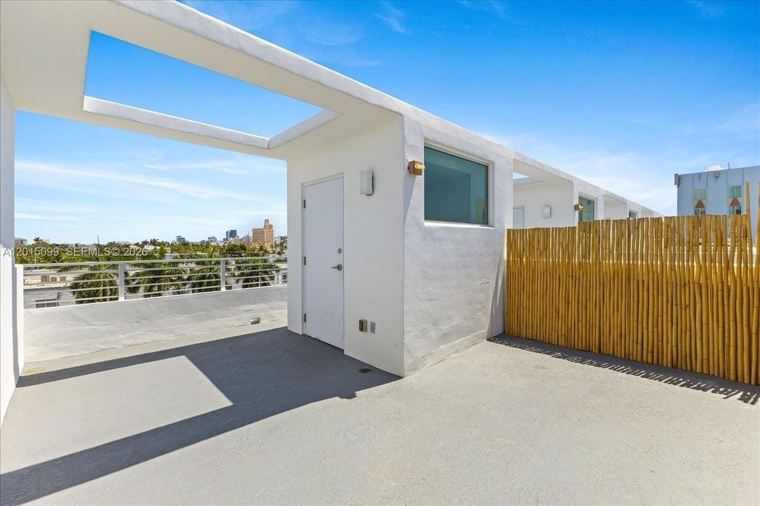 For Sale: $895,000 (1 beds, 2 baths, 861 Square Feet)