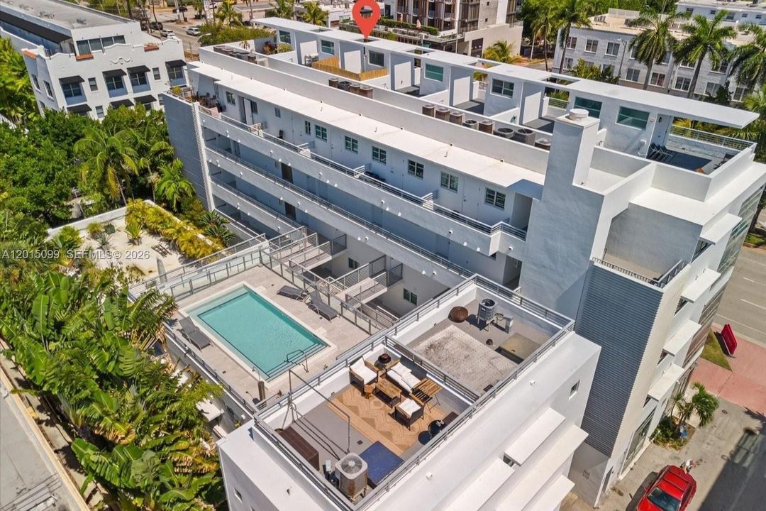 For Sale: $895,000 (1 beds, 2 baths, 861 Square Feet)