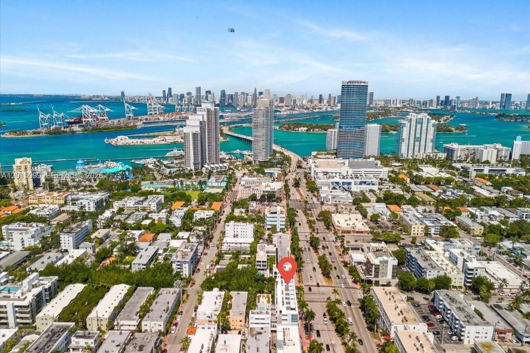 For Sale: $895,000 (1 beds, 2 baths, 861 Square Feet)