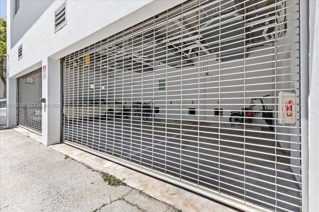 For Sale: $895,000 (1 beds, 2 baths, 861 Square Feet)