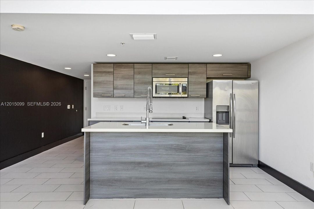 For Sale: $895,000 (1 beds, 2 baths, 861 Square Feet)