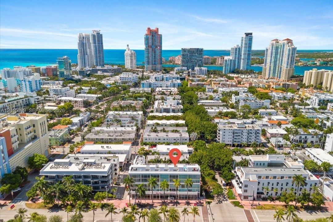 For Sale: $895,000 (1 beds, 2 baths, 861 Square Feet)