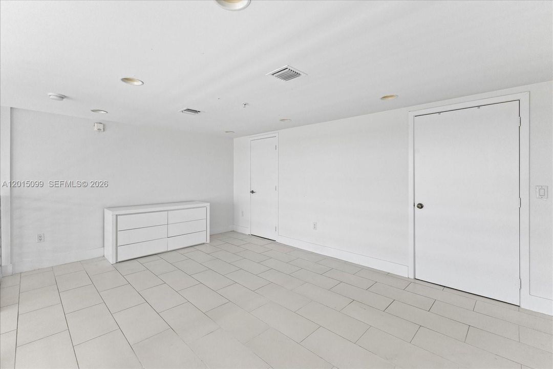 For Sale: $895,000 (1 beds, 2 baths, 861 Square Feet)