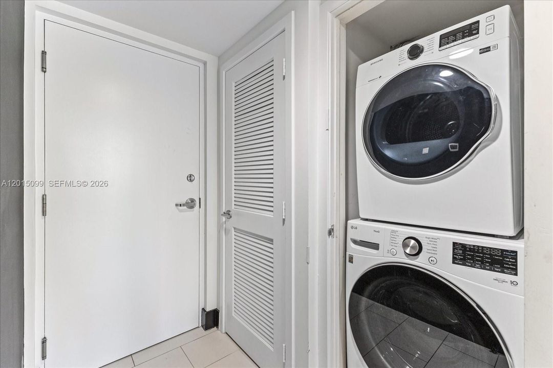 For Sale: $895,000 (1 beds, 2 baths, 861 Square Feet)