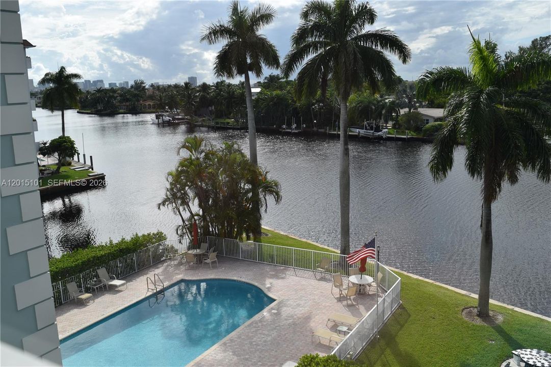 For Sale: $329,000 (3 beds, 2 baths, 1525 Square Feet)