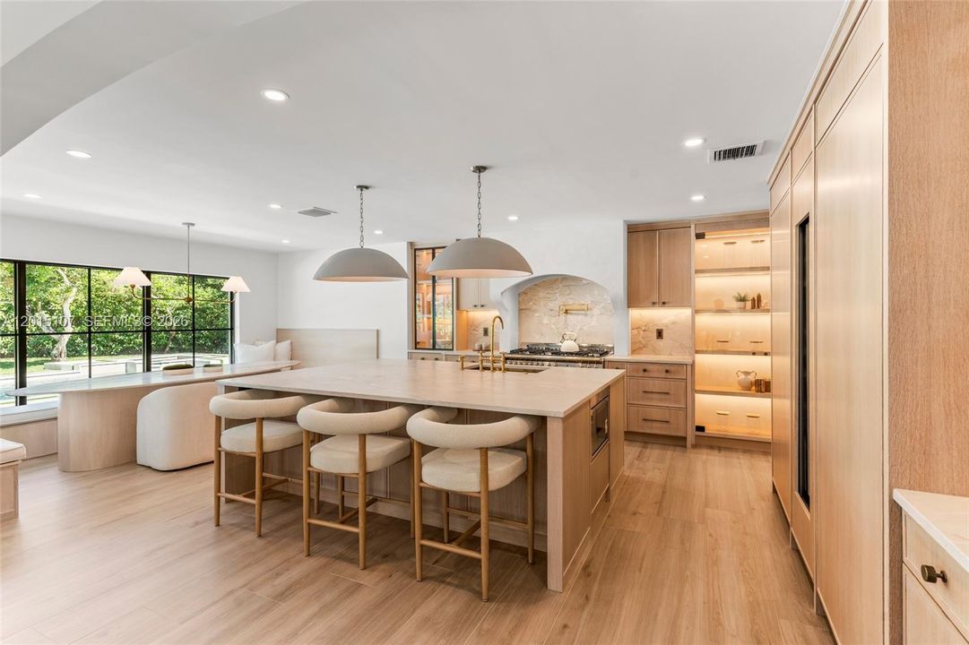 For Sale: $2,995,000 (5 beds, 3 baths, 3985 Square Feet)