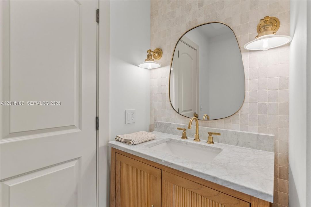 For Sale: $2,995,000 (5 beds, 3 baths, 3985 Square Feet)