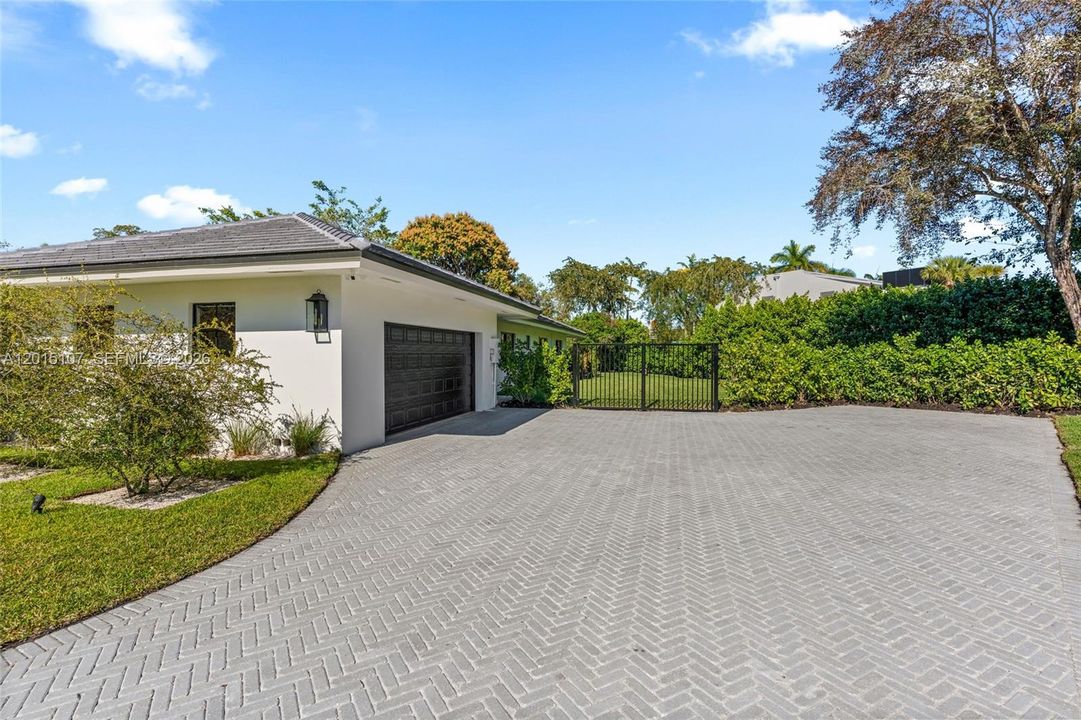For Sale: $2,995,000 (5 beds, 3 baths, 3985 Square Feet)