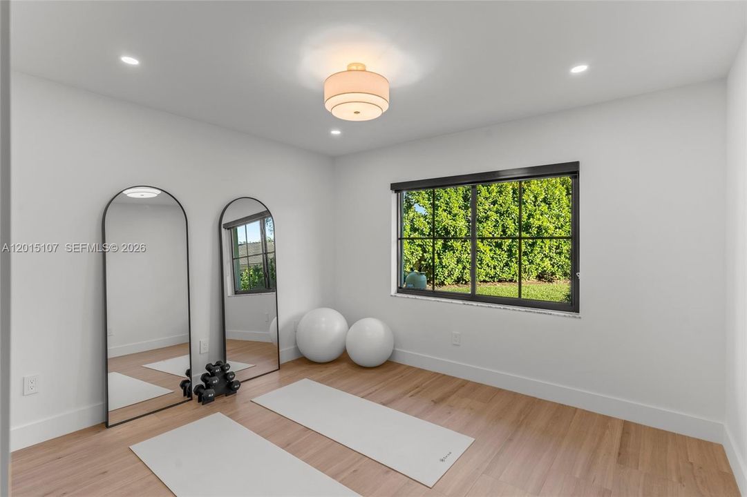 For Sale: $2,995,000 (5 beds, 3 baths, 3985 Square Feet)