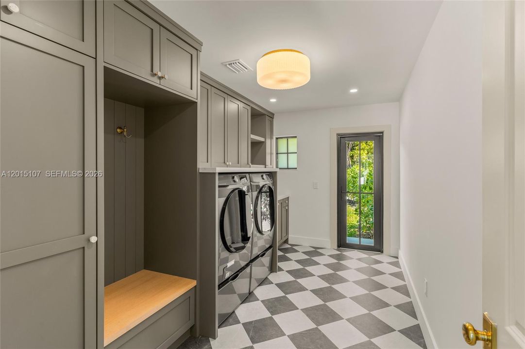 For Sale: $2,995,000 (5 beds, 3 baths, 3985 Square Feet)
