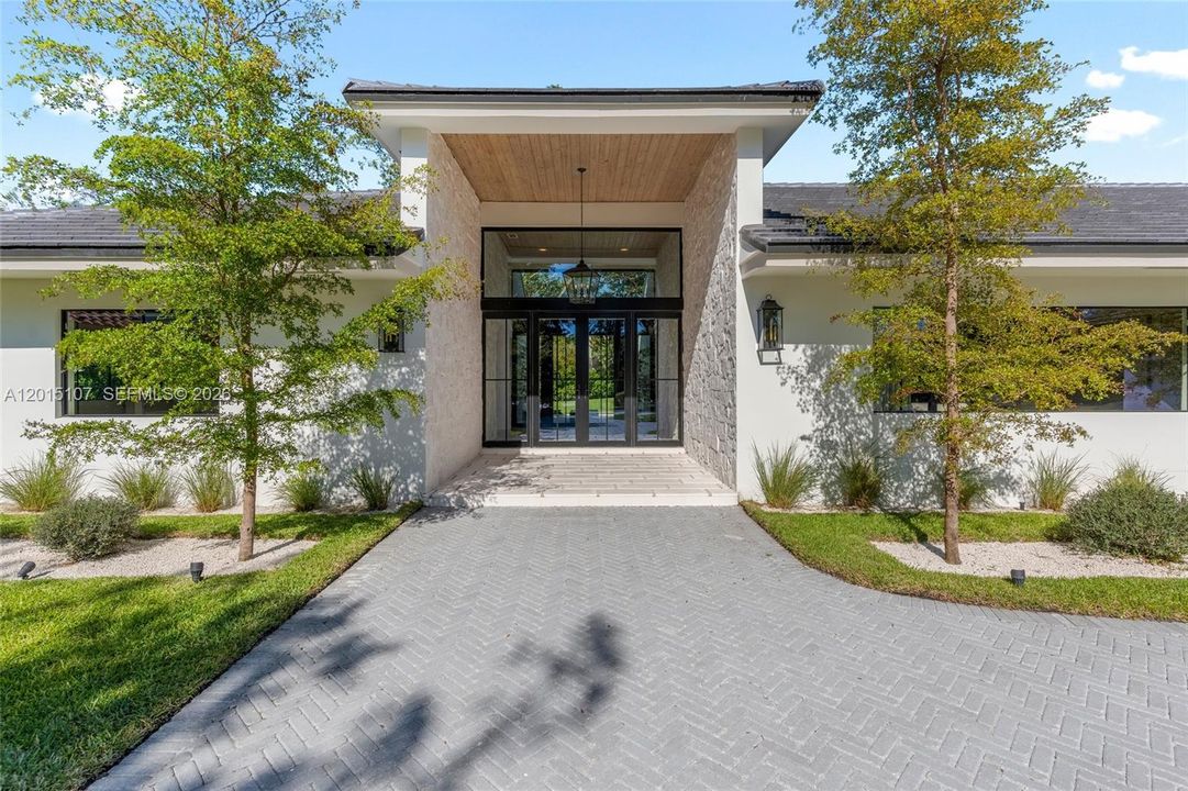 For Sale: $2,995,000 (5 beds, 3 baths, 3985 Square Feet)
