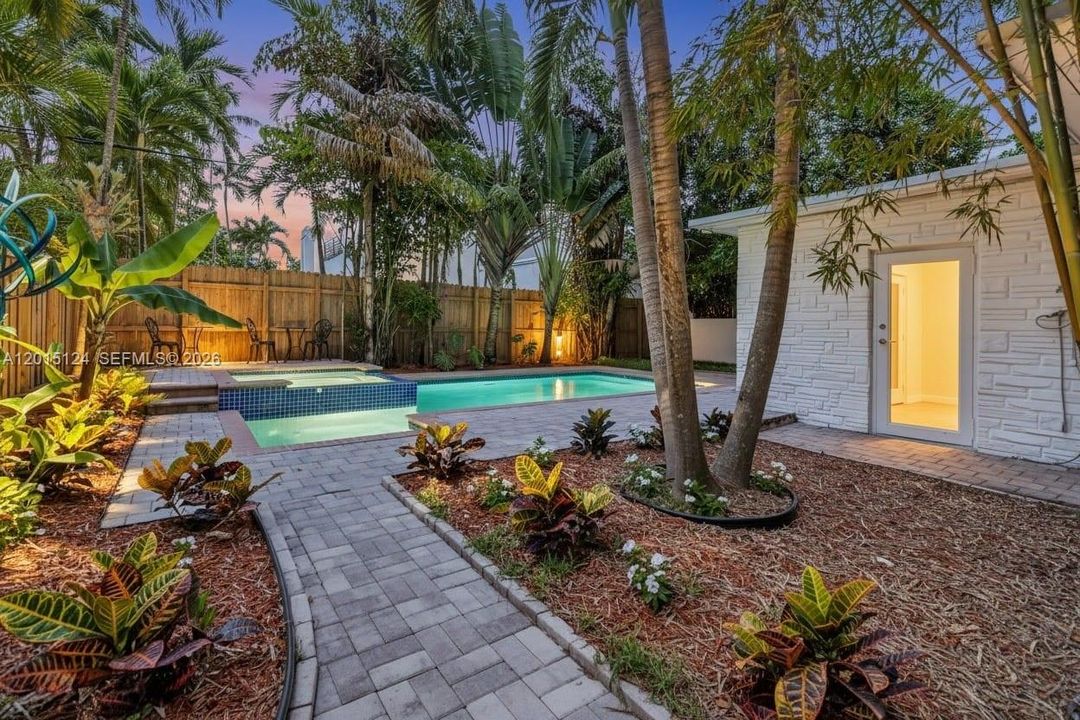 На продажу: $1,150,000 (2 спален, 1 ванн, 1530 Квадратных фут)
