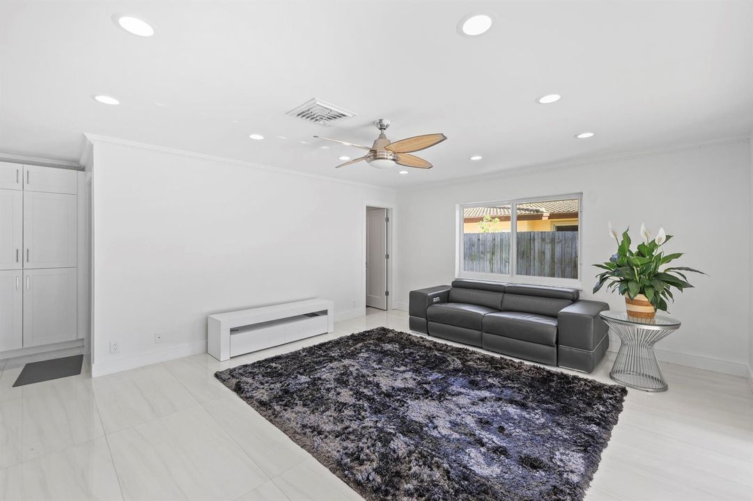 3531 Northeast 30th Ave - 15.jpg-FULL