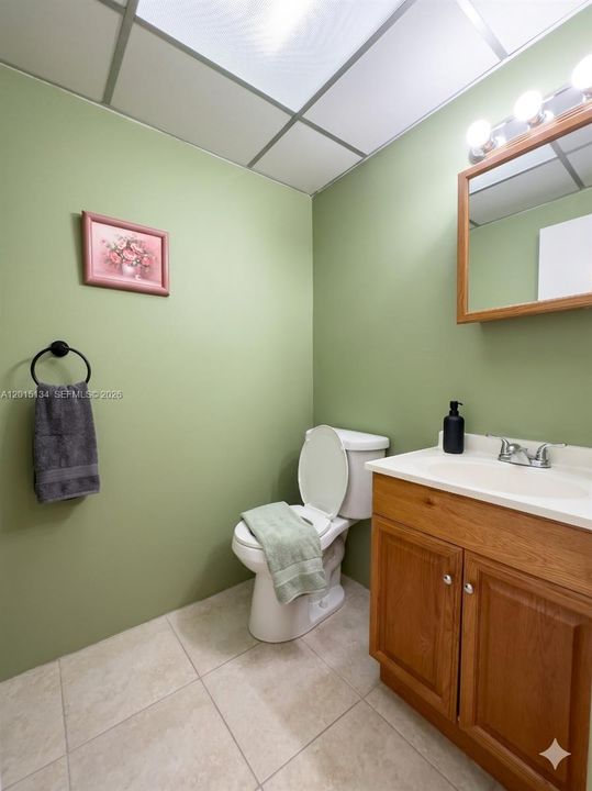 Guest 1/2 Bathroom