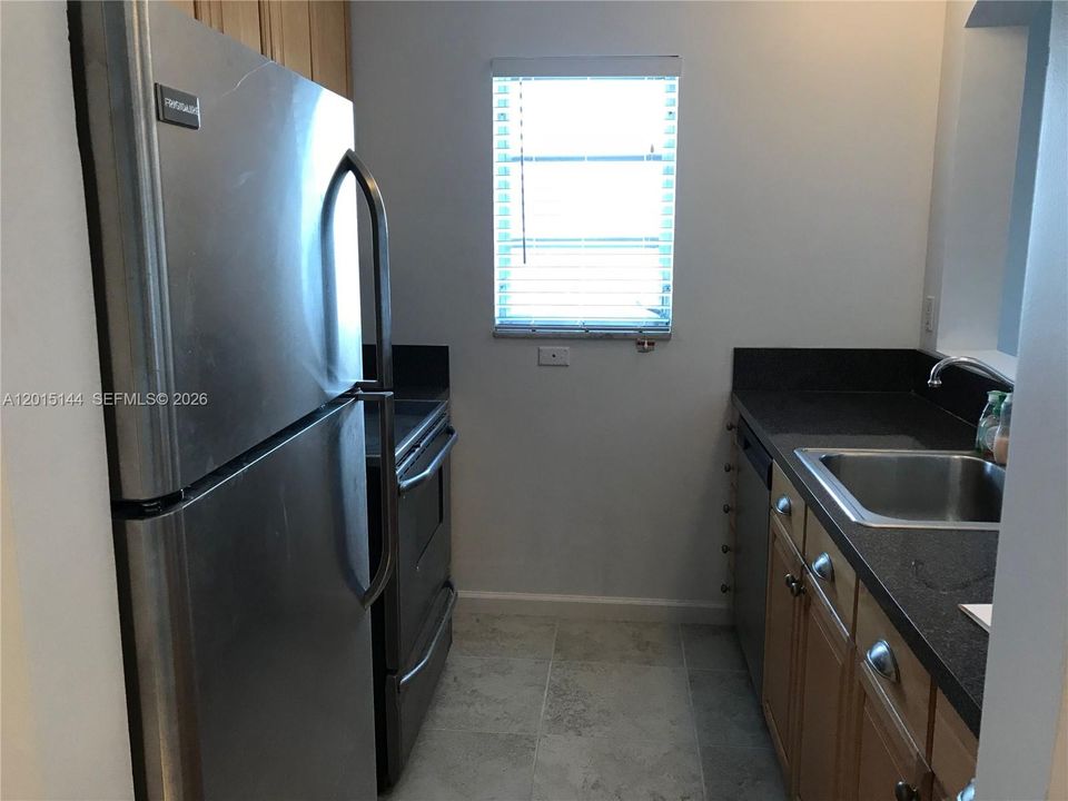 合同活跃: $169,990 (1 贝兹, 1 浴室, 898 平方英尺)