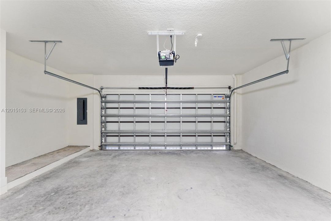 Activo con contrato: $6,000 (3 camas, 3 baños, 2366 Pies cuadrados)