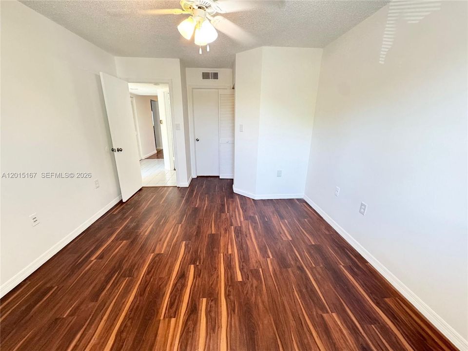 For Sale: $179,000 (1 beds, 1 baths, 800 Square Feet)