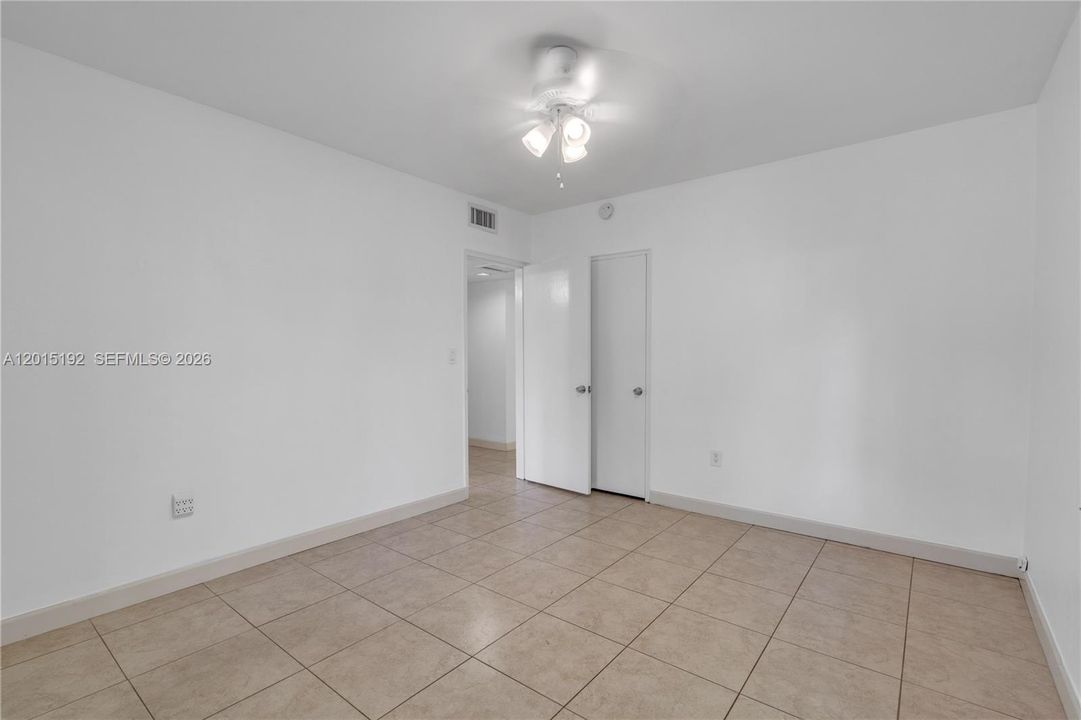 Activo con contrato: $3,100 (3 camas, 1 baños, 1036 Pies cuadrados)
