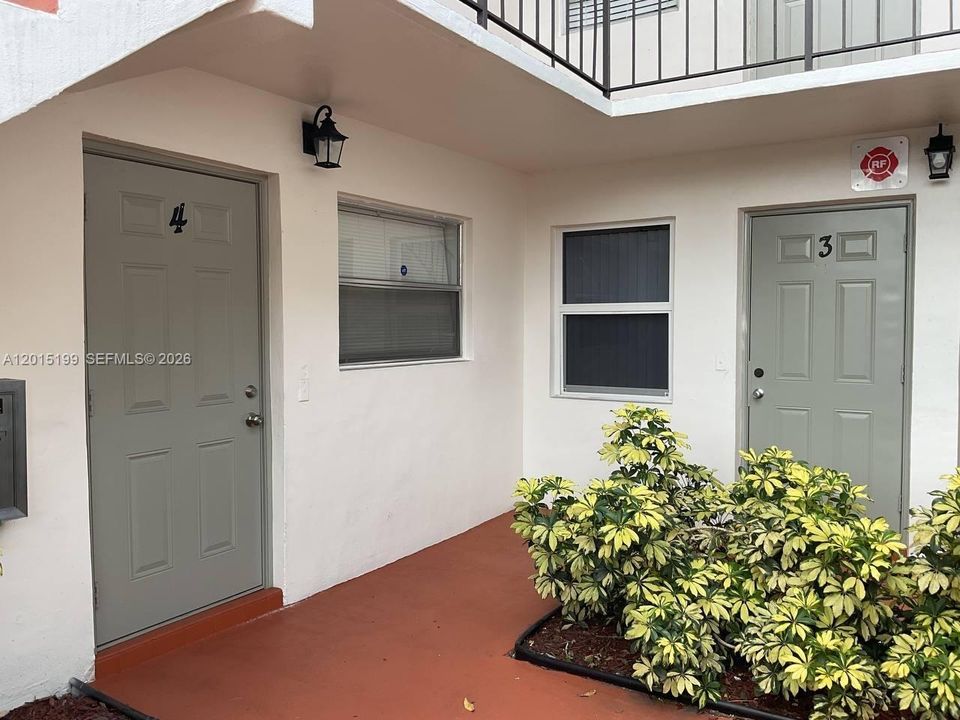 For Sale: $200,000 (2 beds, 2 baths, 888 Square Feet)