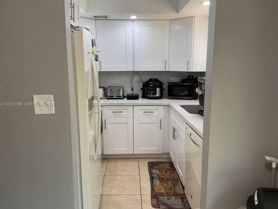 For Sale: $200,000 (2 beds, 2 baths, 888 Square Feet)