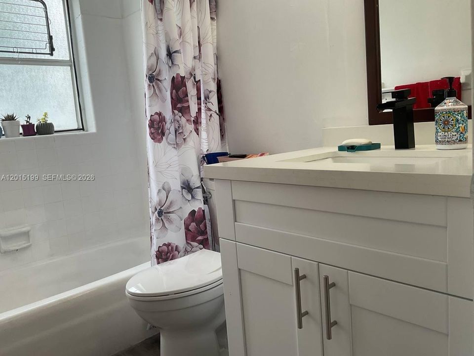 For Sale: $200,000 (2 beds, 2 baths, 888 Square Feet)