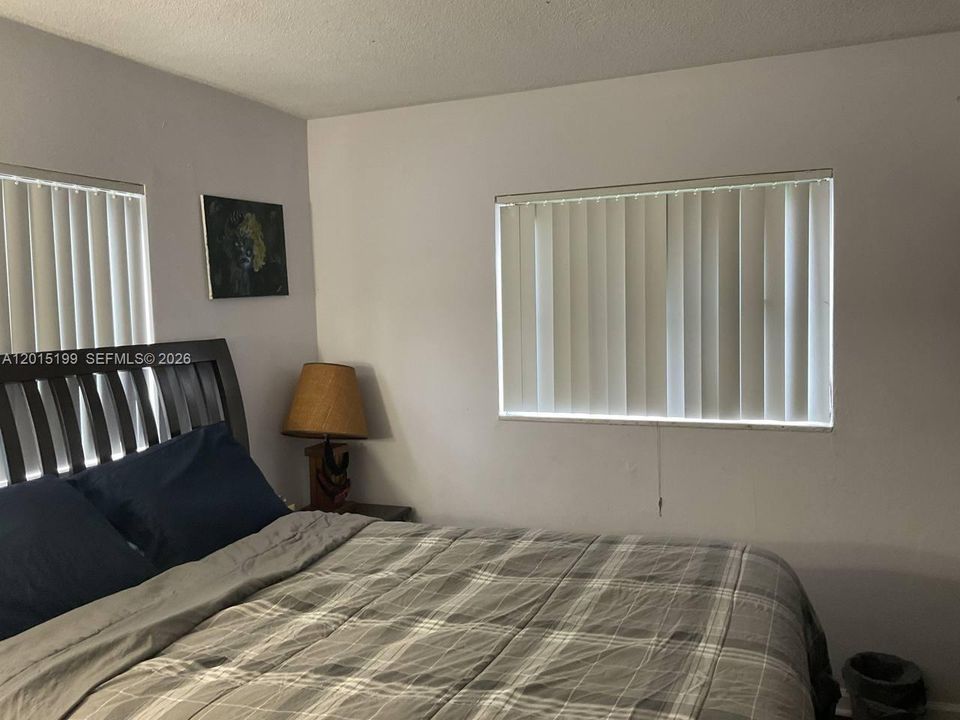 For Sale: $200,000 (2 beds, 2 baths, 888 Square Feet)