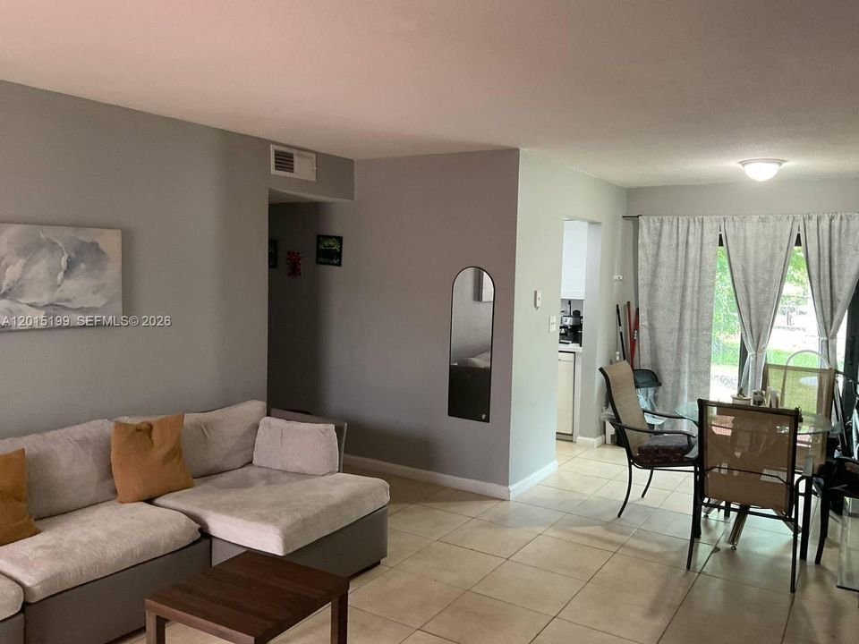 For Sale: $200,000 (2 beds, 2 baths, 888 Square Feet)