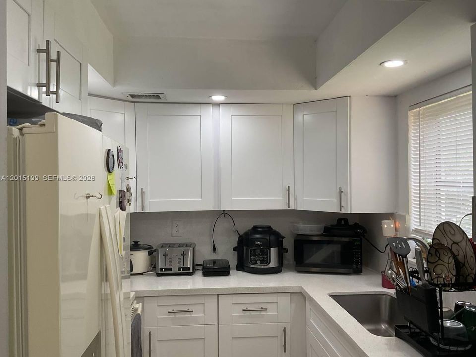 For Sale: $200,000 (2 beds, 2 baths, 888 Square Feet)