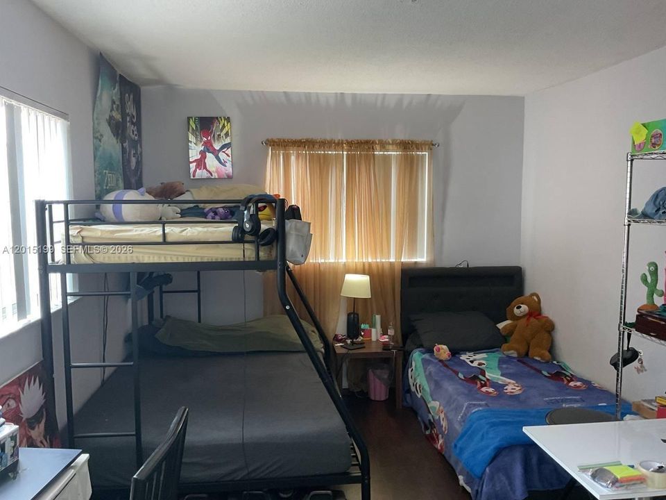 For Sale: $200,000 (2 beds, 2 baths, 888 Square Feet)