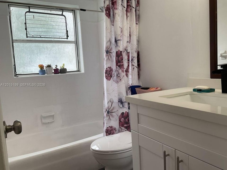 For Sale: $200,000 (2 beds, 2 baths, 888 Square Feet)