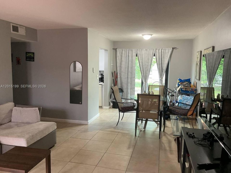 For Sale: $200,000 (2 beds, 2 baths, 888 Square Feet)