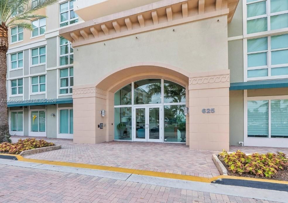 For Sale: $590,000 (2 beds, 2 baths, 1129 Square Feet)