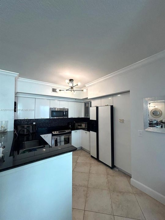 For Sale: $590,000 (2 beds, 2 baths, 1129 Square Feet)