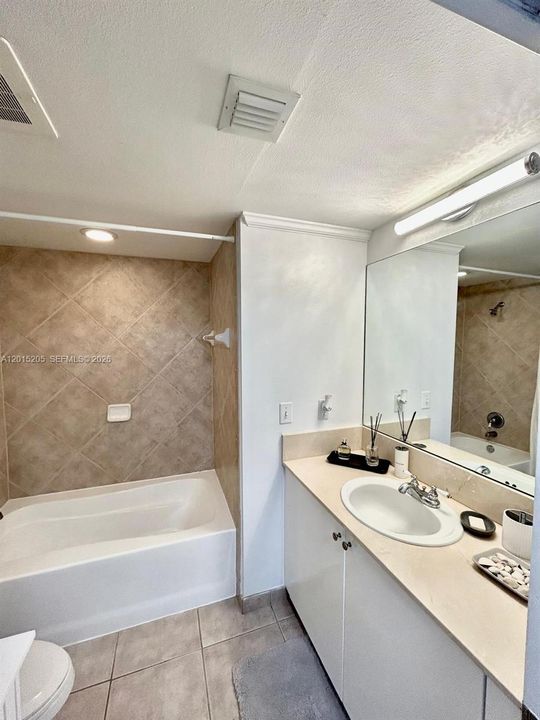 For Sale: $590,000 (2 beds, 2 baths, 1129 Square Feet)
