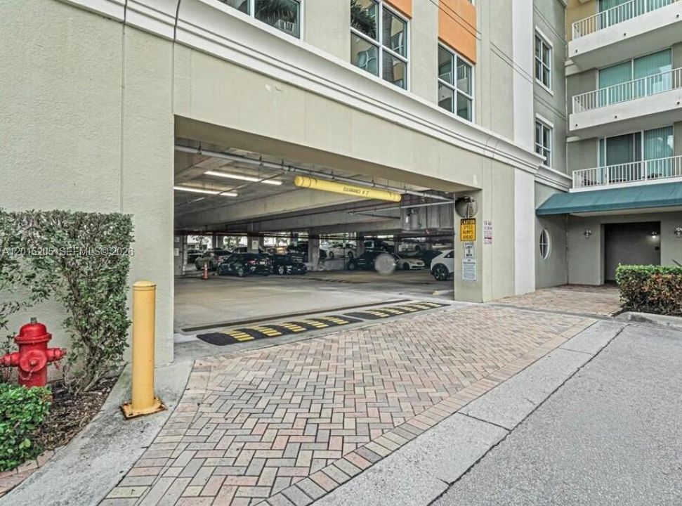 For Sale: $590,000 (2 beds, 2 baths, 1129 Square Feet)