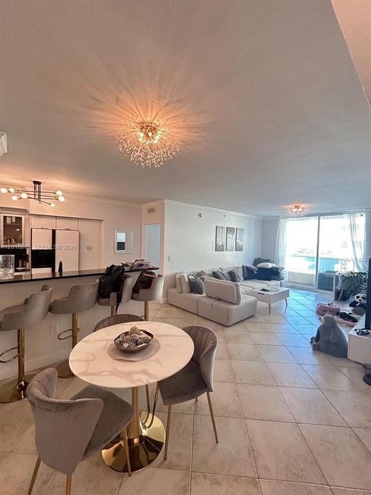 For Sale: $590,000 (2 beds, 2 baths, 1129 Square Feet)