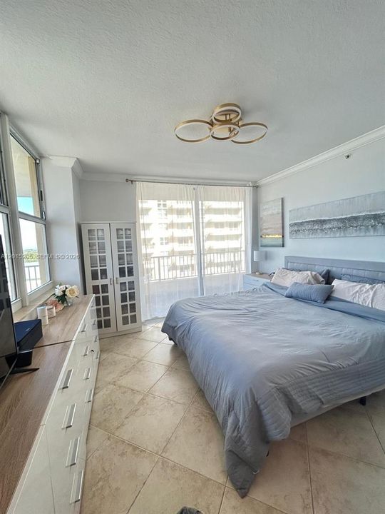 For Sale: $590,000 (2 beds, 2 baths, 1129 Square Feet)