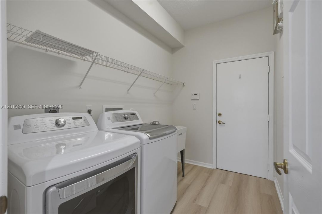 Activo con contrato: $980,000 (5 camas, 3 baños, 2829 Pies cuadrados)