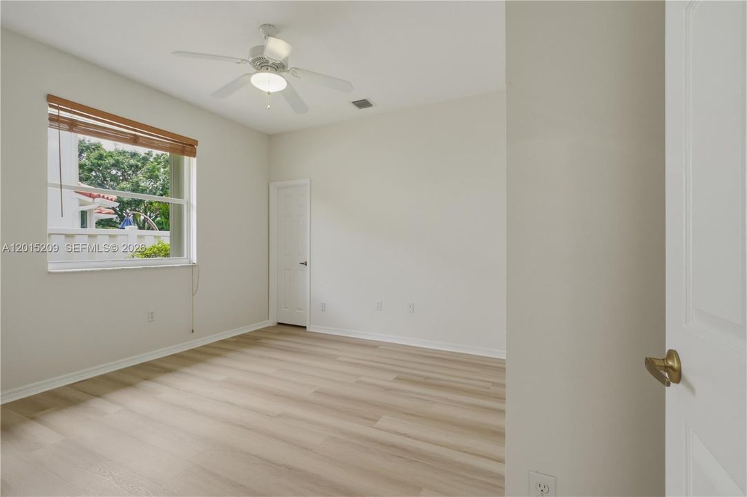 Activo con contrato: $980,000 (5 camas, 3 baños, 2829 Pies cuadrados)