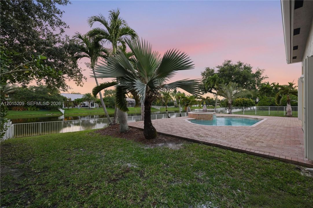 Activo con contrato: $980,000 (5 camas, 3 baños, 2829 Pies cuadrados)
