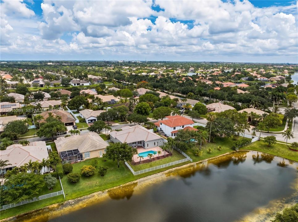 Activo con contrato: $980,000 (5 camas, 3 baños, 2829 Pies cuadrados)