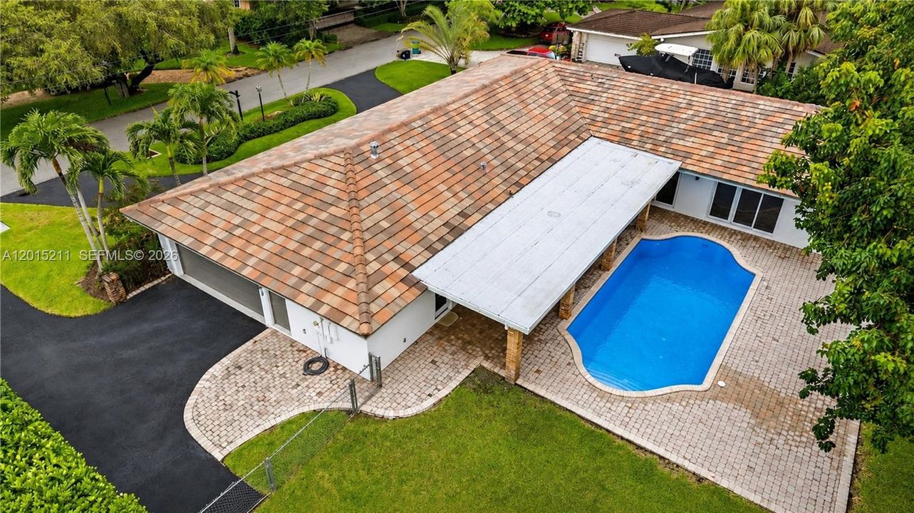 Activo con contrato: $2,340,000 (5 camas, 3 baños, 3203 Pies cuadrados)
