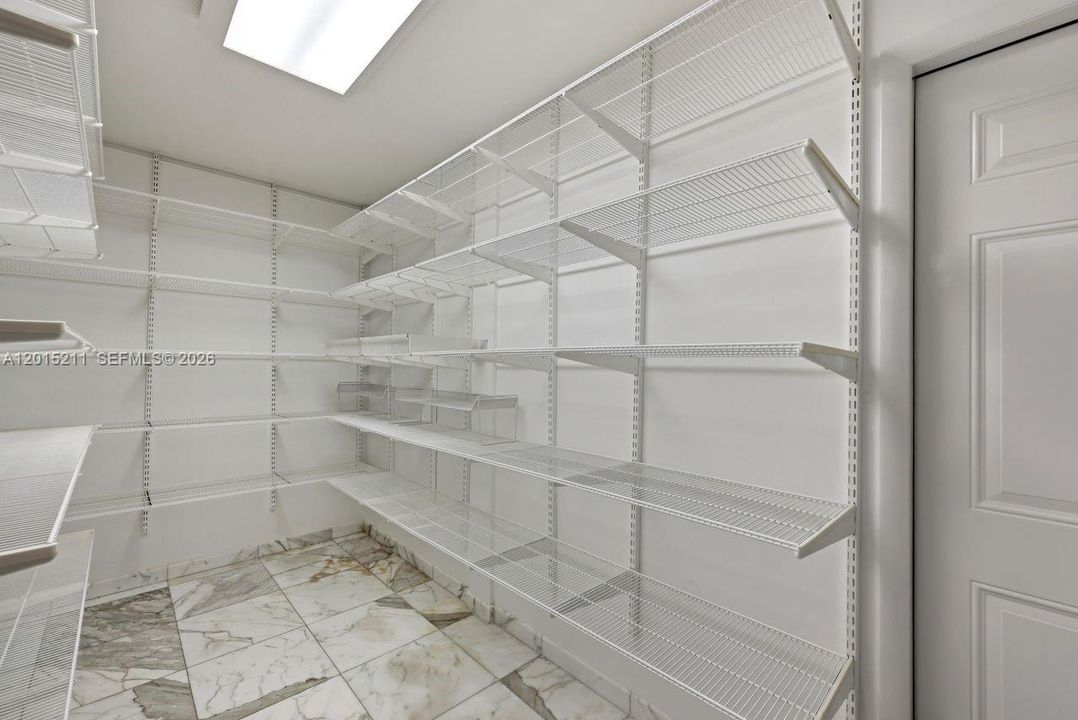 Activo con contrato: $2,340,000 (5 camas, 3 baños, 3203 Pies cuadrados)