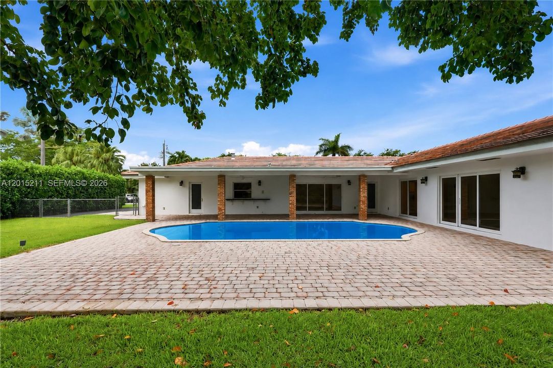Activo con contrato: $2,340,000 (5 camas, 3 baños, 3203 Pies cuadrados)
