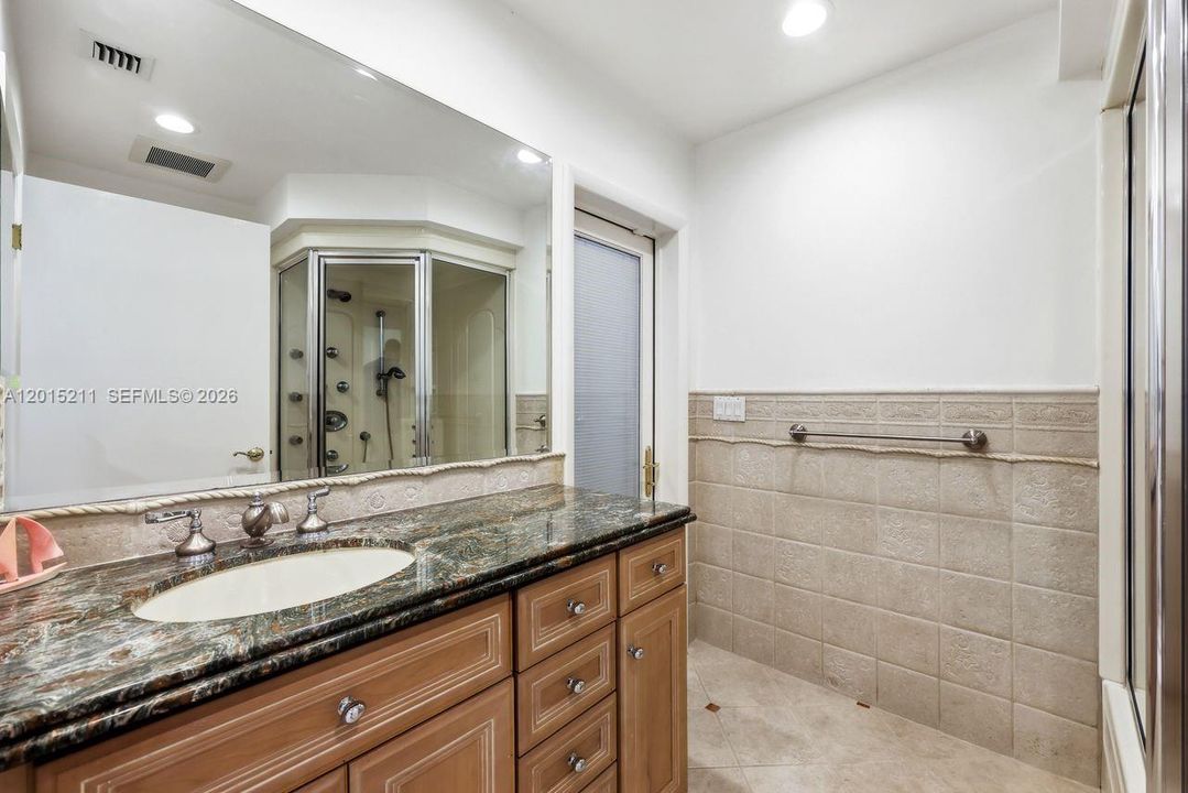 Activo con contrato: $2,340,000 (5 camas, 3 baños, 3203 Pies cuadrados)