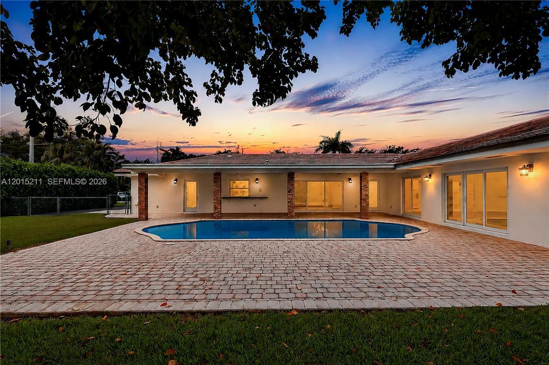 Activo con contrato: $2,340,000 (5 camas, 3 baños, 3203 Pies cuadrados)