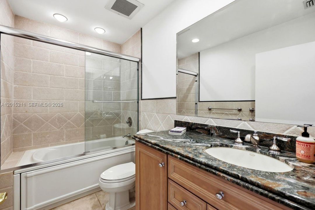 Activo con contrato: $2,340,000 (5 camas, 3 baños, 3203 Pies cuadrados)