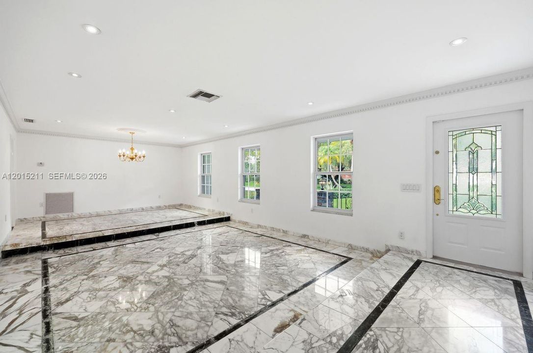 Activo con contrato: $2,340,000 (5 camas, 3 baños, 3203 Pies cuadrados)