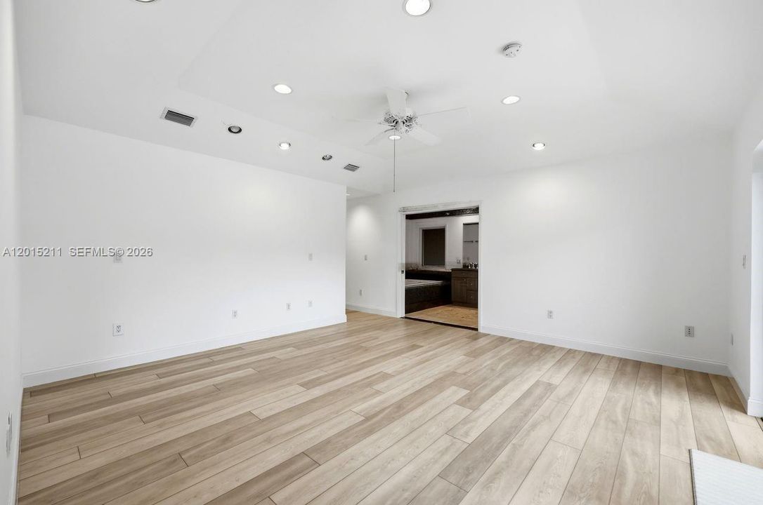 Activo con contrato: $2,340,000 (5 camas, 3 baños, 3203 Pies cuadrados)