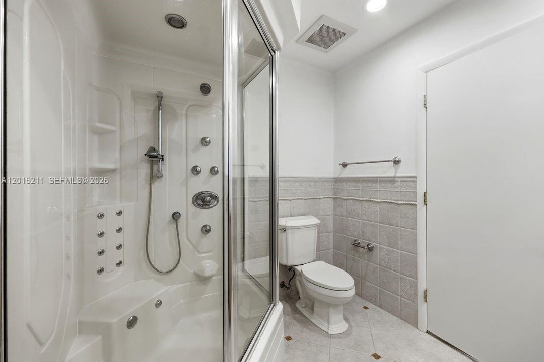 Activo con contrato: $2,340,000 (5 camas, 3 baños, 3203 Pies cuadrados)